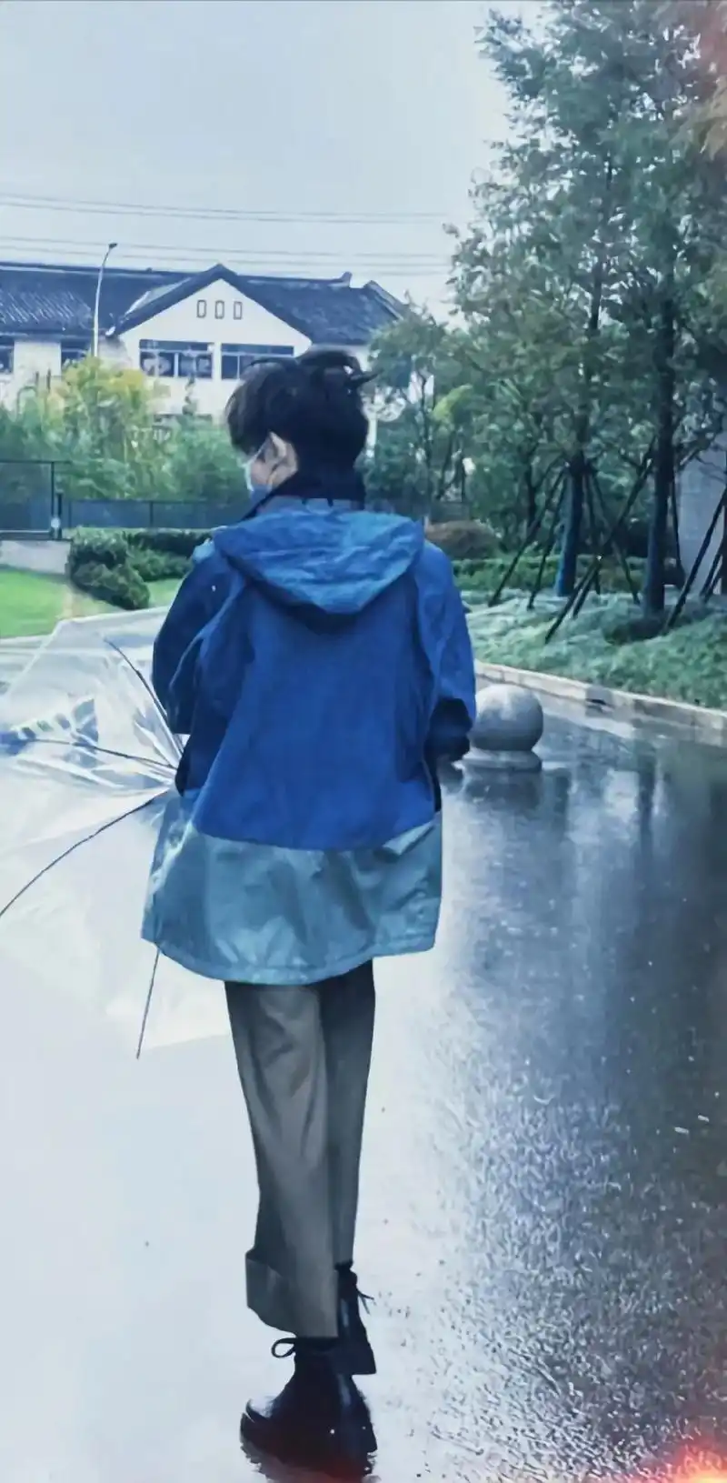 他的背影给人一种特别的安全感,这样好的男人,这辈子再也遇不到 - 抖