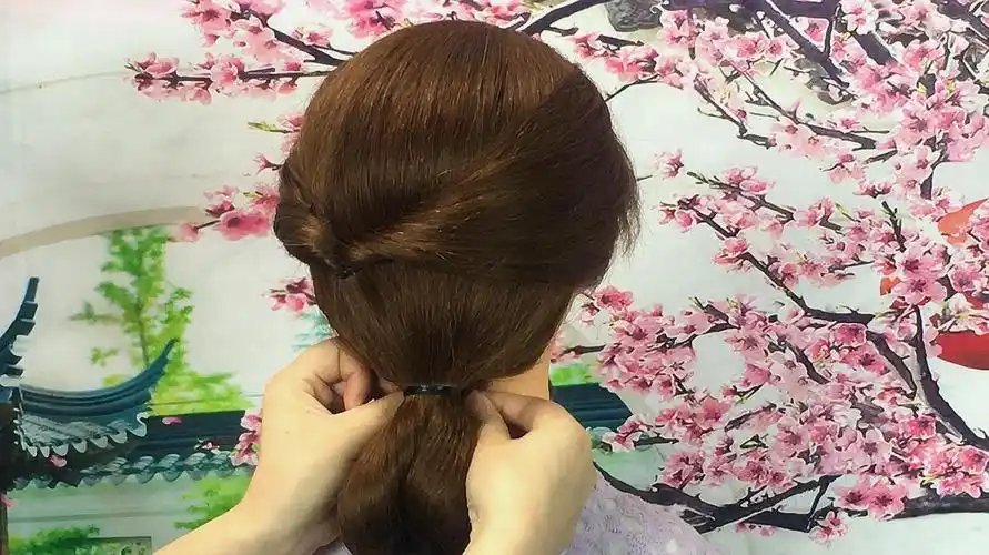 来源:爱奇艺-2017年最流行的10款长发发型扎法,绝对让你气质翻倍!