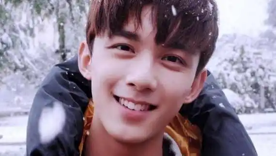 吴磊夏日运动照片少年感满满,他还有过哪些让你眼前一亮的造型?