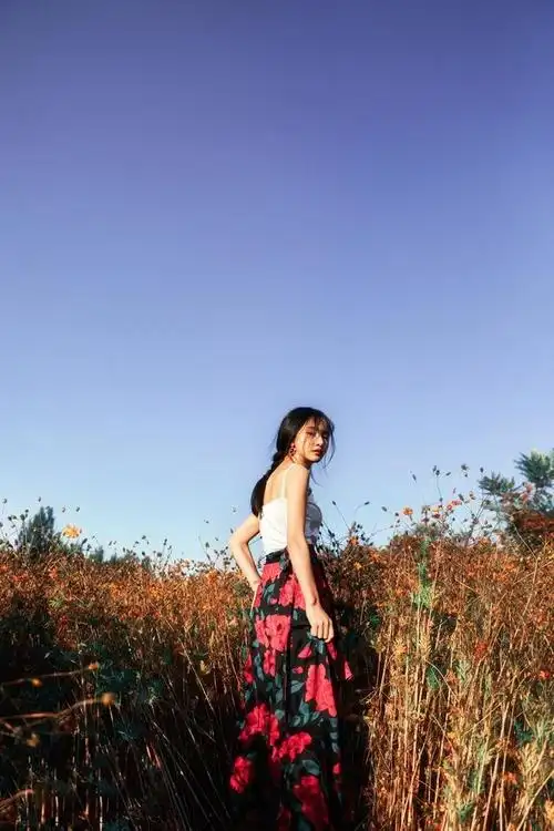 人物向前走,转身回头看向镜头. 摄影:a_李若楠