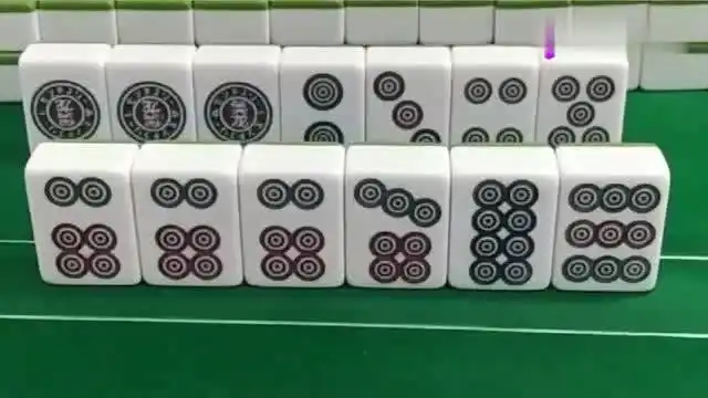 娱乐麻将技巧:这副牌抓了个6筒,是该开杠呢还是该胡牌呢?