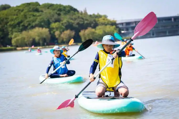 国庆长假里精彩赛事轮番上演,"逐浪月湖"水上运动项目受市民青睐_上观