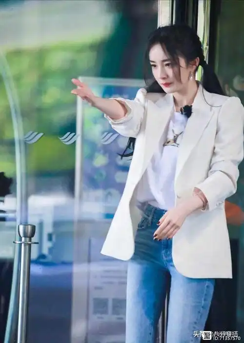 杨幂和关晓彤撞衫,同穿一款蓝色卫衣现身,终于知道谁才是带货王