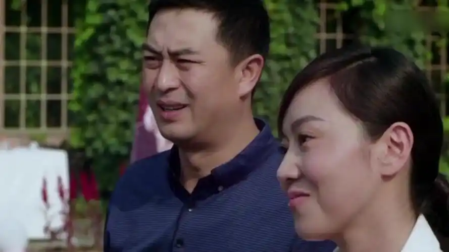 一仆二主张嘉译给闫妮送礼金被闫妮拉着当自己男友