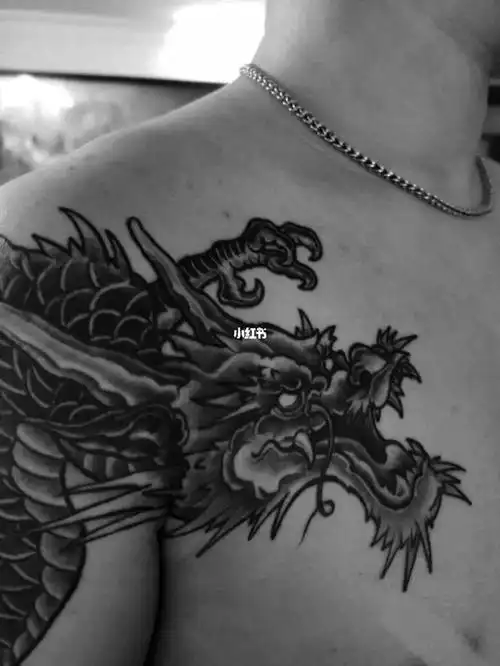 传统过肩龙纹身
