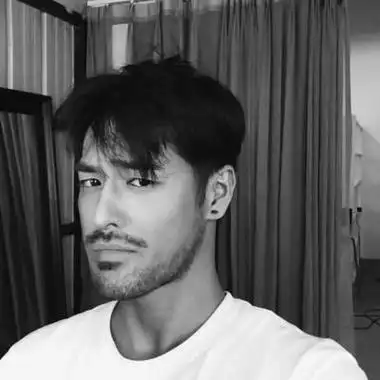 木兮成熟魅力大叔黑白头像这人间疾苦