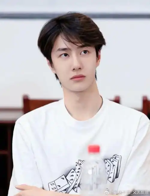 素颜清淡的王一博