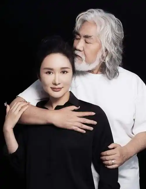 张纪中与妻子杜星霖拍写真,女方依偎在男方怀中,两人年龄差31岁_孩子