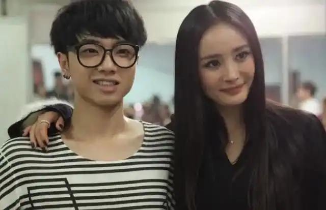 2010年,俞灏明因为一场大火彻底改写了人生,烧伤前的他是人见人爱的