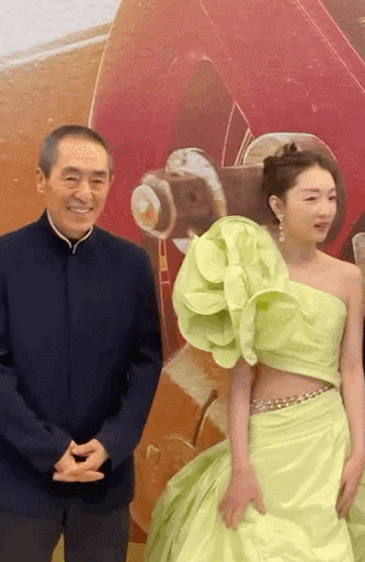 张艺谋周冬雨一起走红毯# 既山楂树之恋. 来自喜娱东东 - 微博