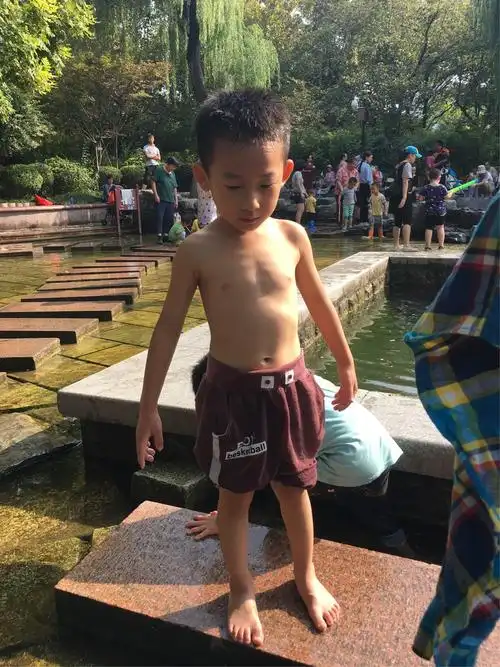 五岁了,算个小小男子汉了!