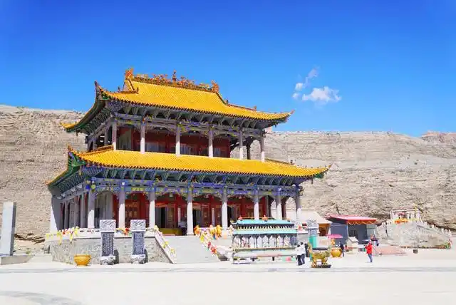 青海格尔木有个神奇的道观,海拔3800米,环境清幽,风景如画