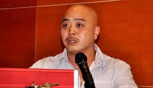 他因打架斗殴被抓捕,出狱后洗心革面,后又获刑2900年