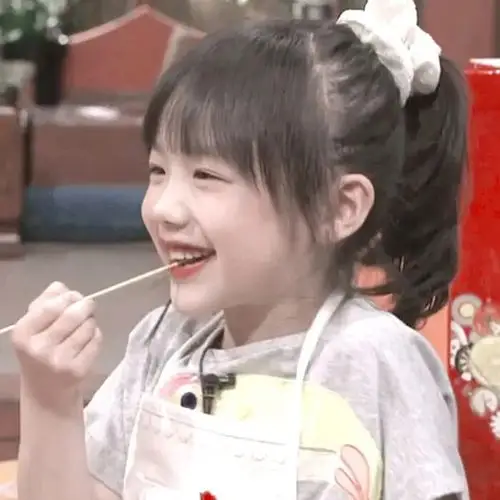 请问大家有没有咧嘴笑的,笑起来很清澈很干净的女孩子头像