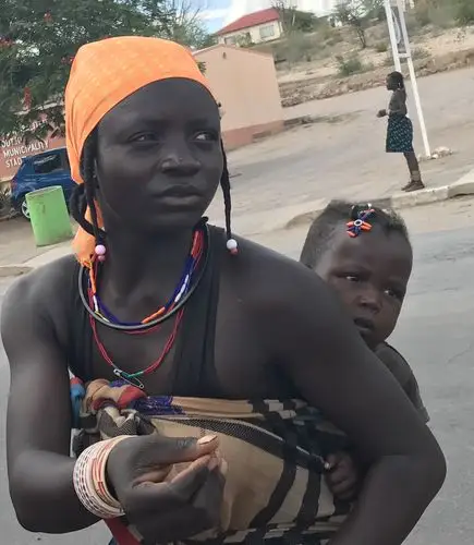 游非洲红泥人部落和大树村