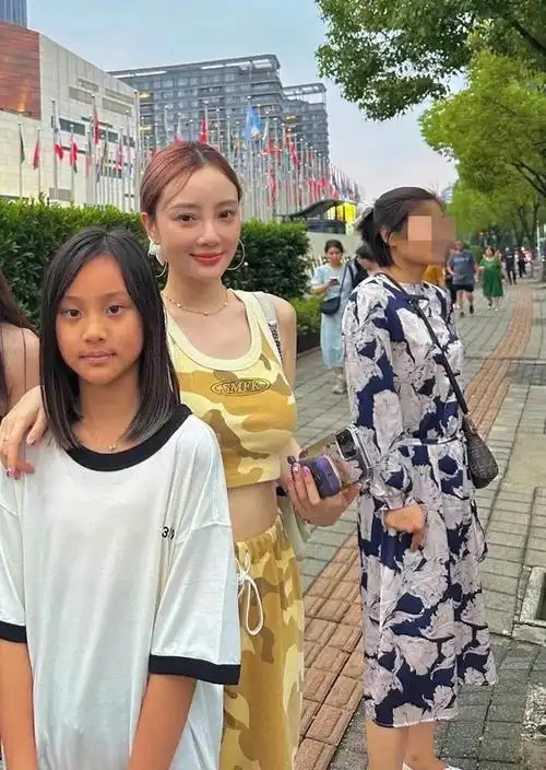 基因真的很公平,甜馨继承了母亲的五官,却保留了贾乃亮的肤色|戚薇