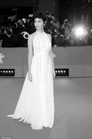 伊朗导演贾法·帕纳西的《出租车》获最佳影片金熊奖,影帝,影后分别由