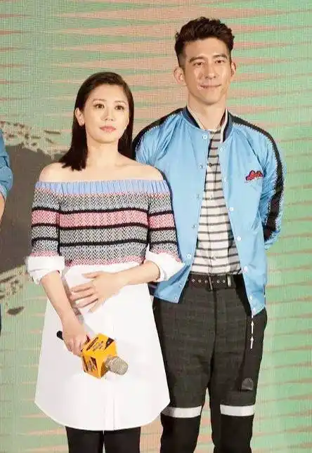 原创贾静雯修杰楷又高调撒狗粮默契穿蓝色调衣服姐弟恋太甜了