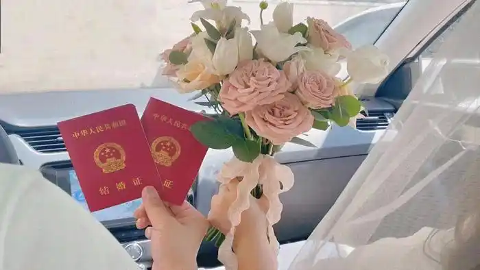 新郎新娘之前拍下的结婚证照片