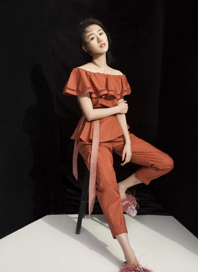 李小萌有点肉穿一字肩上衣很出众配流苏半身裙美成初恋女友