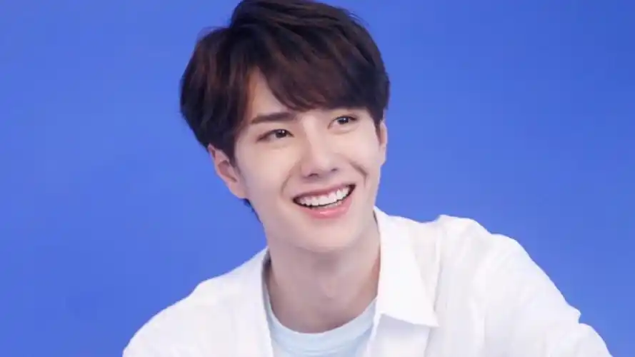 王一博白衬衣证件照曝光!五官精致帅气迷人!多种风格都能驾驭!