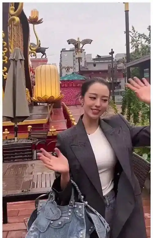 吉娜本人的性格也非常好,所以不管他长什么样子,一般人都不会觉得他丑