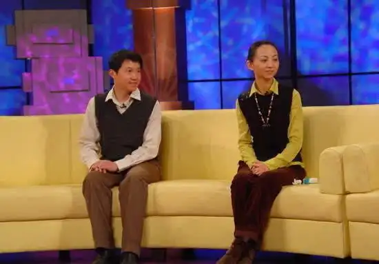 原创42岁邰丽华一家近照,被富豪追了整整8年,最后却选择嫁高材生