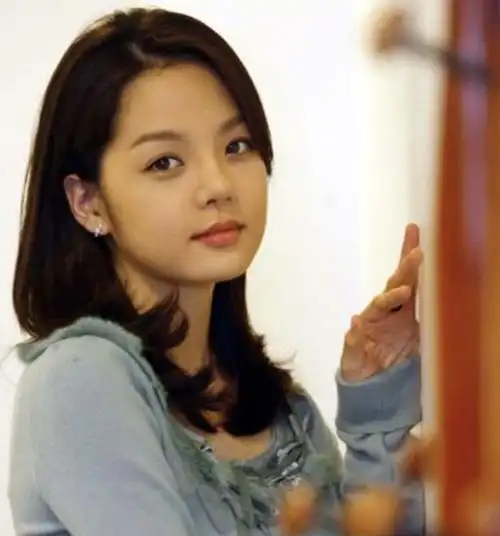 在《爱上女主播》中赢得了很多粉丝心的她一直在演戏.