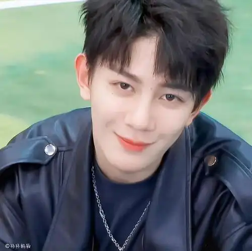 考古营里的瞎逛. r1se夏之光头像x背景图|顾雨曦