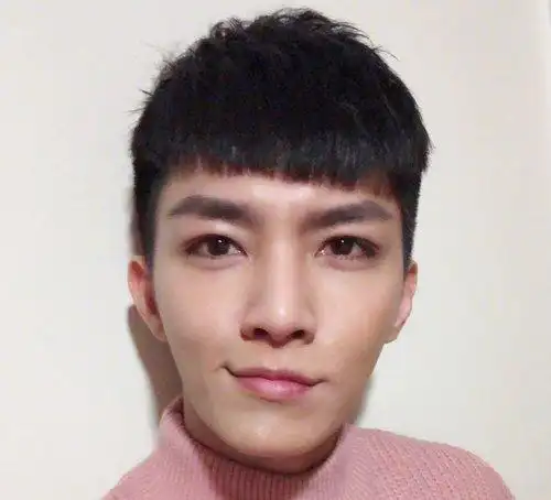 鹅蛋脸瓜子脸男生最火眉上刘海短发上线 - 瓜子脸发型 - 发型社