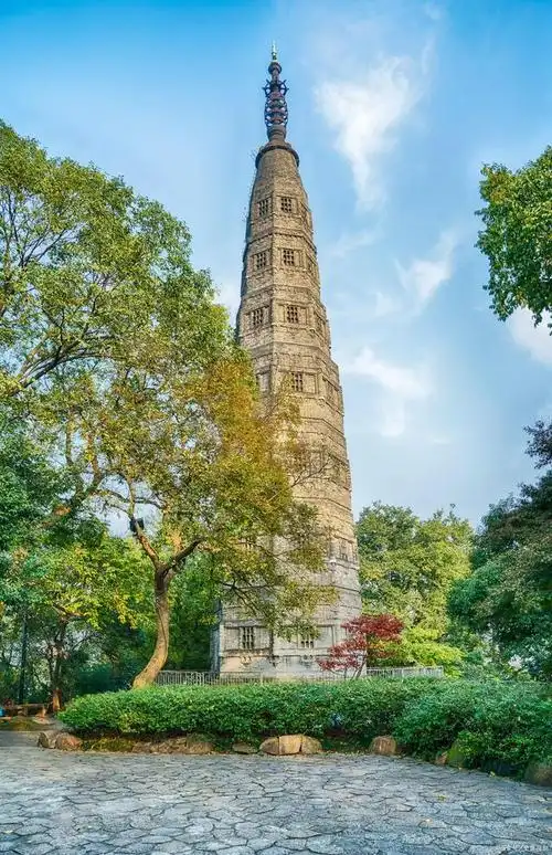 杭州宝俶塔,雄伟壮观,幽深邃远,有着浓浓的历史韵味
