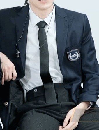 哇趣… 宋亚轩右手把衣服撩起来……还玩纽扣01苏四我#时代少年团