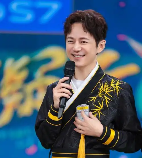 "老好人"何炅的陨落史,曾是内娱最强人脉,如今却饱尝人情冷暖