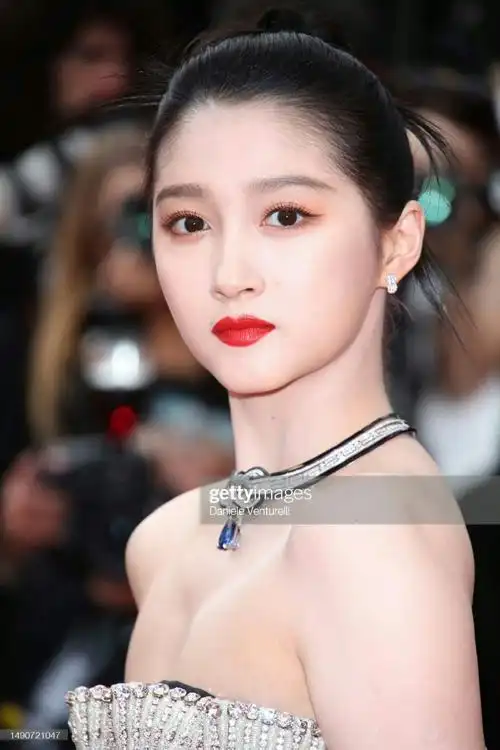 【#关晓彤#自带大气明媚脸型抗住戛纳大场】戛纳电影节这种大型的国际