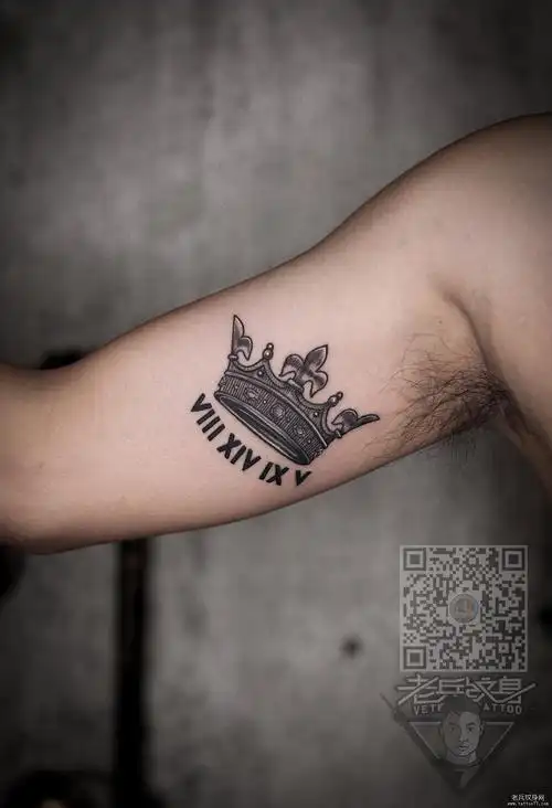 手臂黑灰皇冠纹身图案