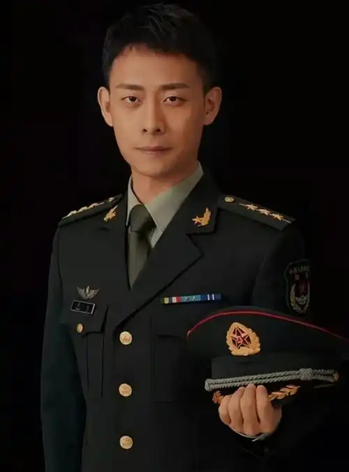 内娱最靓的军装照