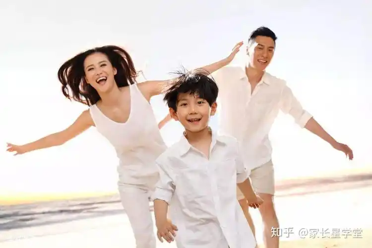 只要有父母的陪伴,孩子的世界永远都是五彩缤纷的.