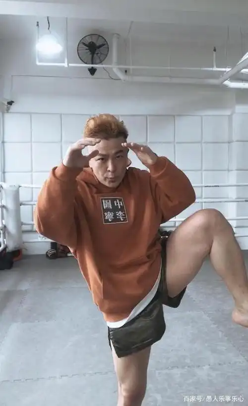 发型比腿功还抢镜,于毅在社交平台放闪近照反被网友嘲笑发型失败