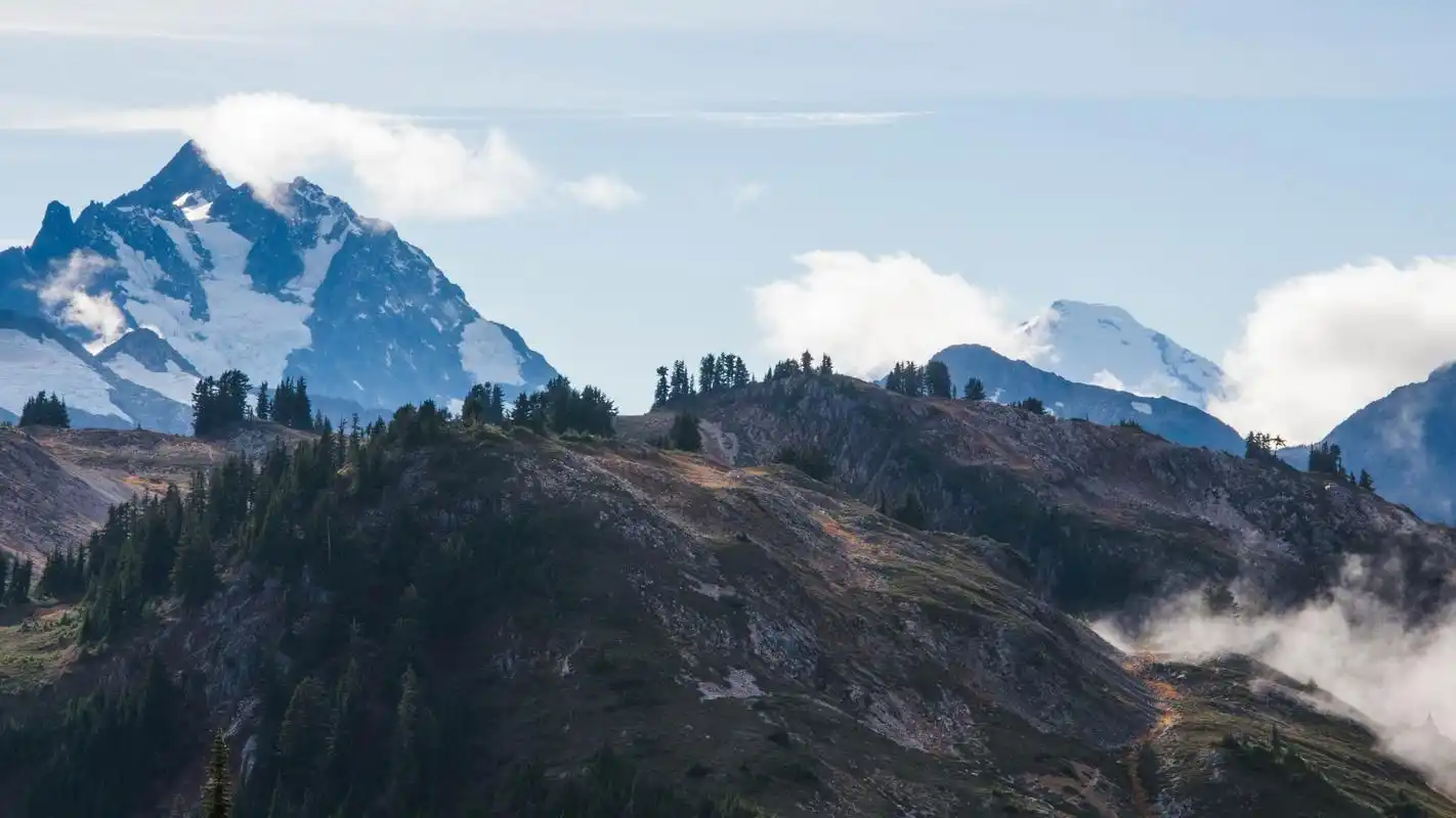 雄伟壮阔的山峰图片高清宽屏桌面壁纸高清大图预览2560x1440_风景壁纸