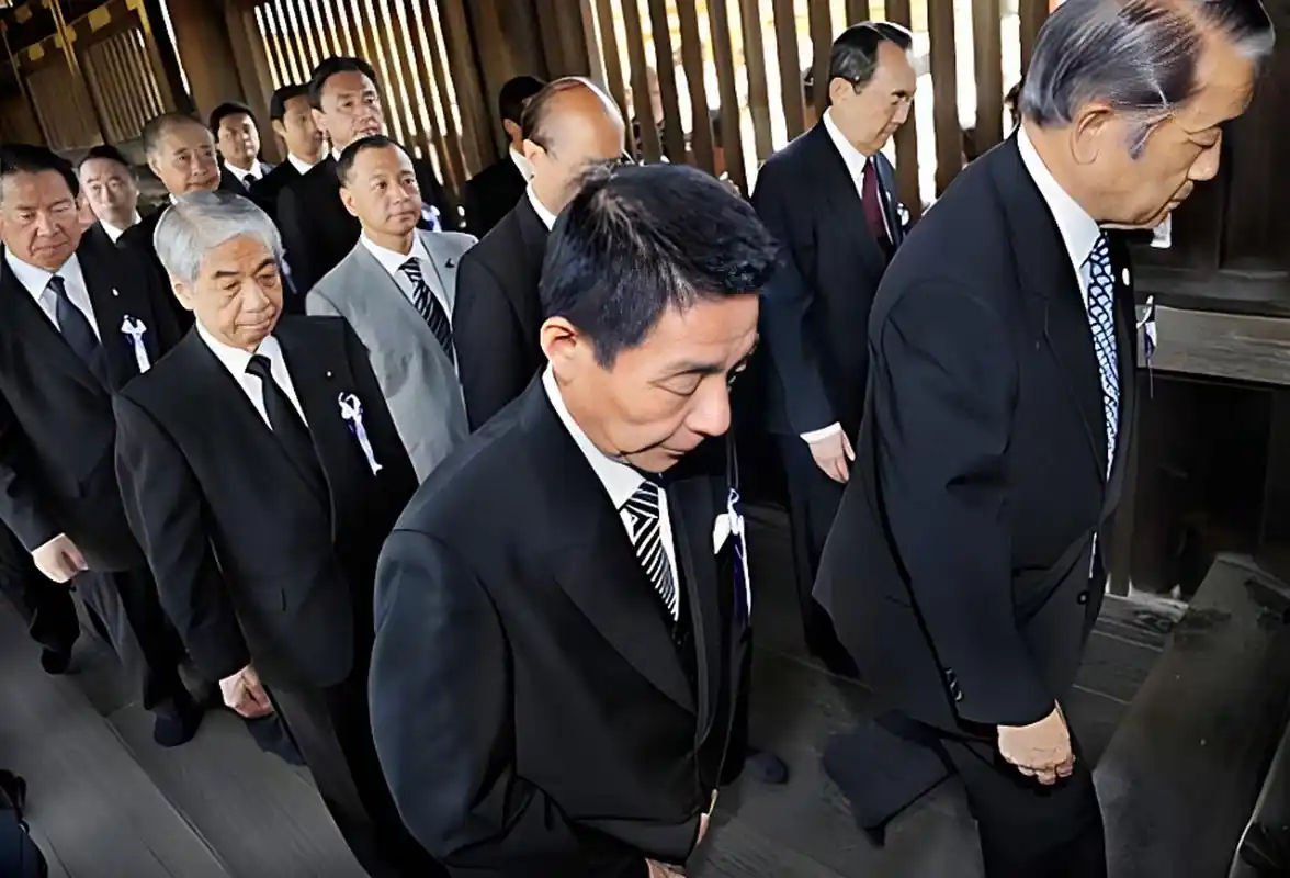 2006年8月15日,日本首相小泉纯一郎悍然参拜靖国神社,我国从政府到