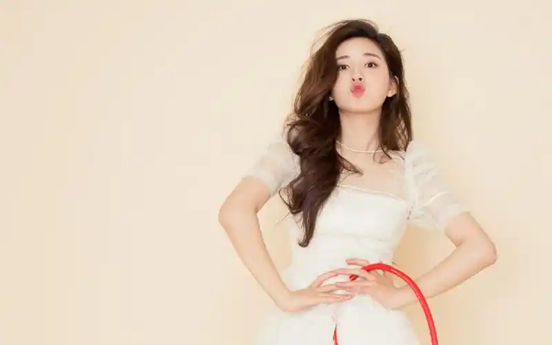 赵露思甜美迷人写真图片桌面壁纸