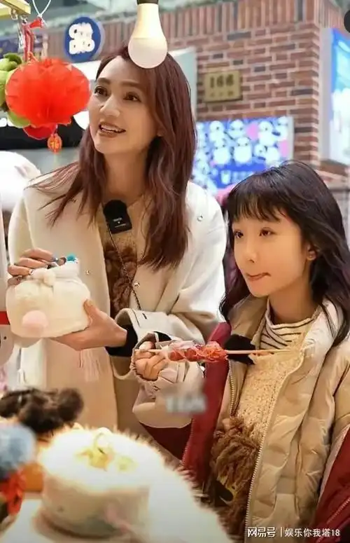 洪欣与女儿彤彤温馨同框,展现母女情深