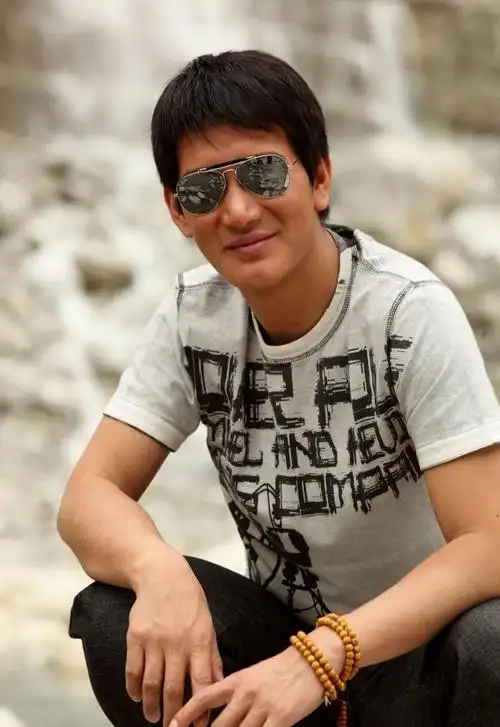 蒲巴甲"劲爆的情史",与小9岁梁洁即将结婚却分手,他在追求啥