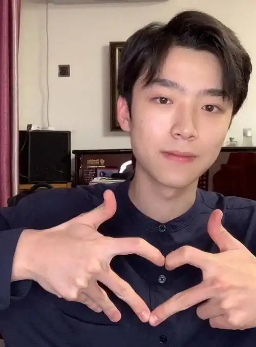 求帅哥美女比心图丫78