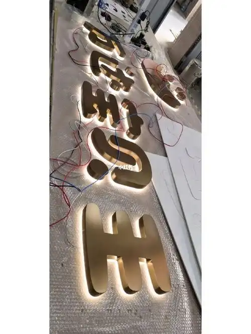 金色烤漆背发光门头大字,看着是不是很高级