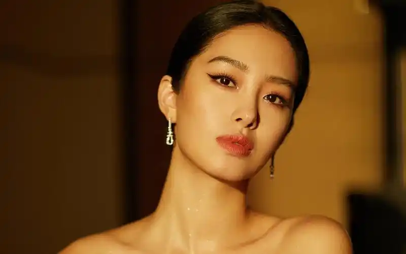 杨采钰优雅性感写真图片桌面壁纸