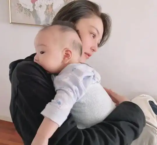 神秘男子凌晨晒张馨予近照,她抱干儿子动作熟练