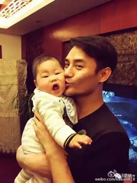 2014年王译翎生了一个小男孩,为了让孩子和哥哥同一天生日,还把剖腹产