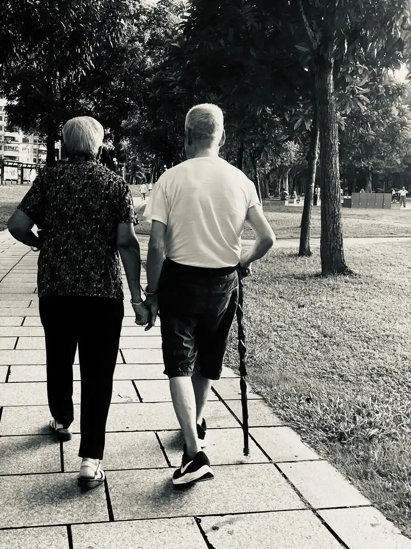 《牵手的背影》早上公园路上,看到前面两位长着,老头左手牵着老伴