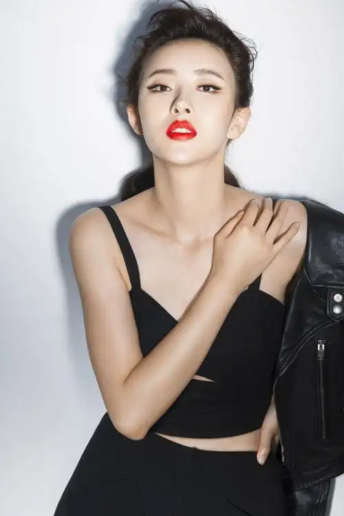 胡丹丹曝冷艳大片曝光